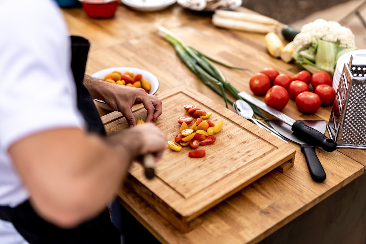 Quick stir-fry cooking in a wok